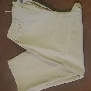 Womans amanda capri bottoms.